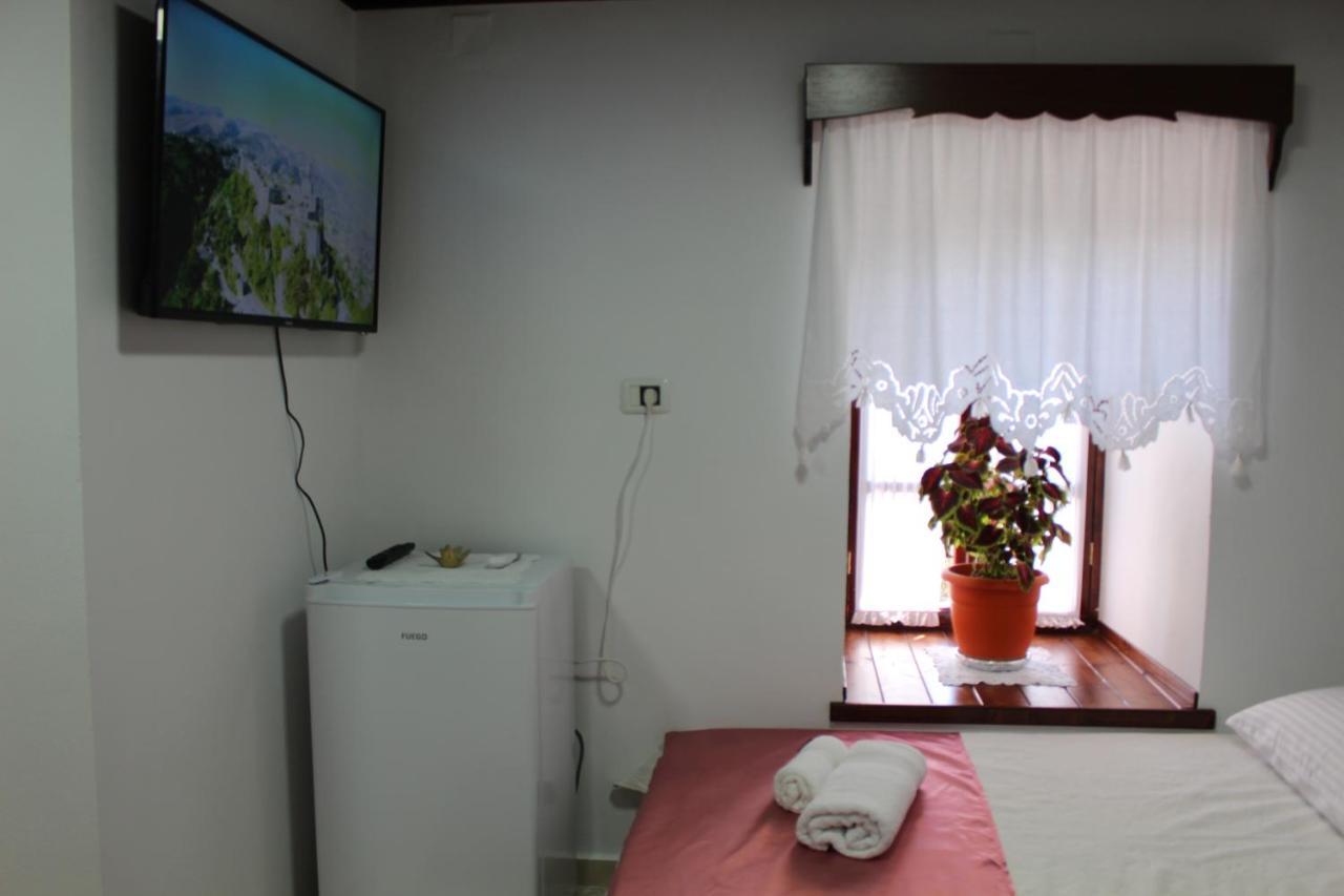 Gjirokastër Yuri Guest House מראה חיצוני תמונה